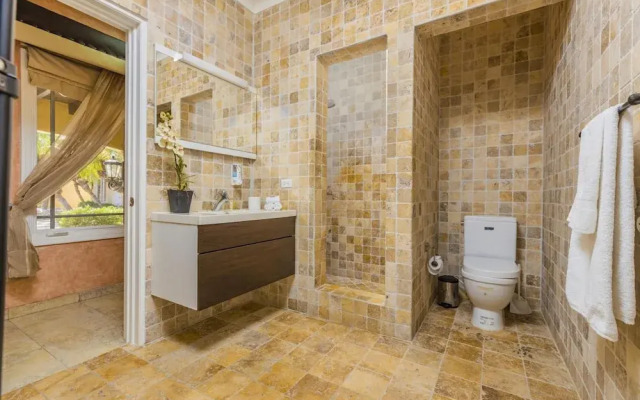 Luxury 4br4ba Villa w Hottub Pool Ocean Views