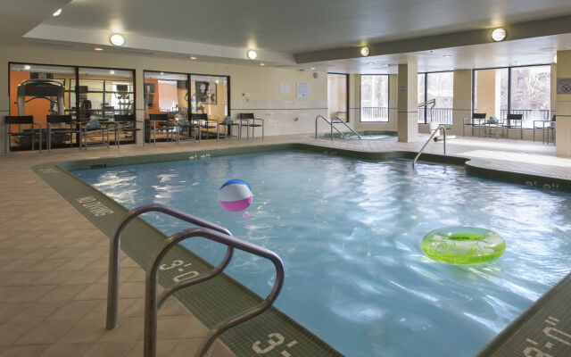 Courtyard by Marriott Grand Rapids Airport