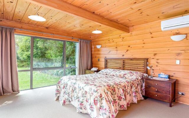 Lakeside Landing - Lake Tarawera Holiday Home