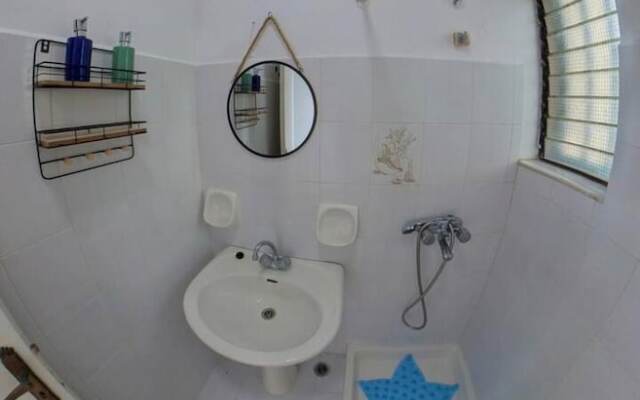 Blue House Beach Apartment - Sleeps 4 & Balcony