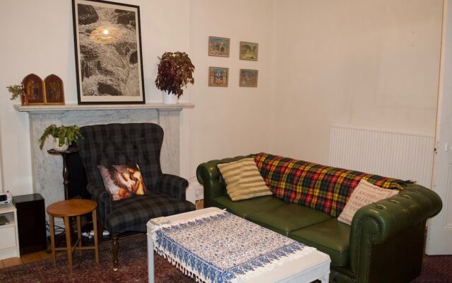 Traditional 3 Bedroom Home With Garden Access