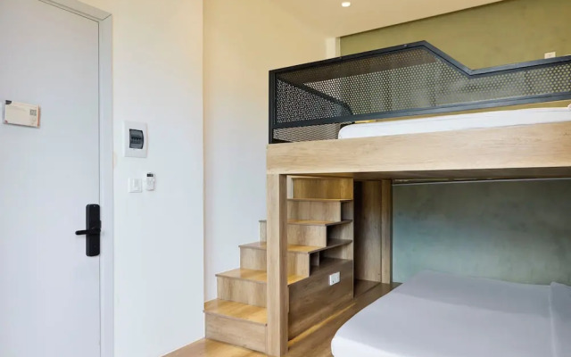 Kin Wander Tan Phong, The Moonage