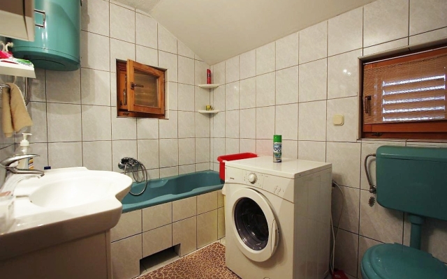 Apartment Šera - 50 m from beach: A3 Pisak, Riviera Omis