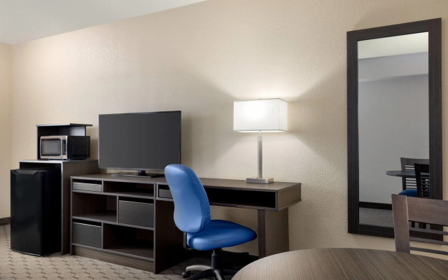 Super 8 by Wyndham Swan River MB