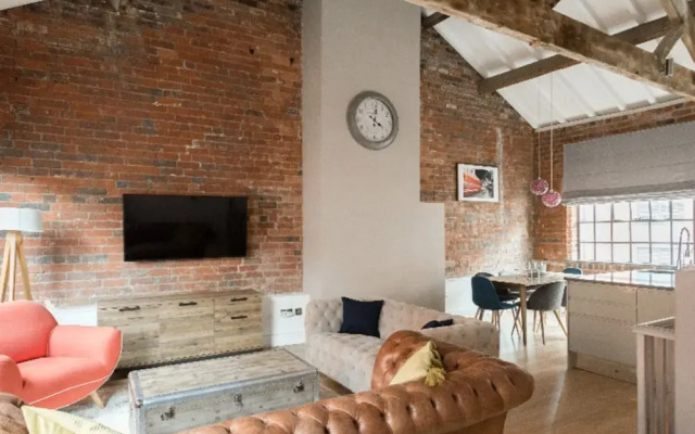 The Warehouse Loft - Trendy Converted Warehouse 3bdr