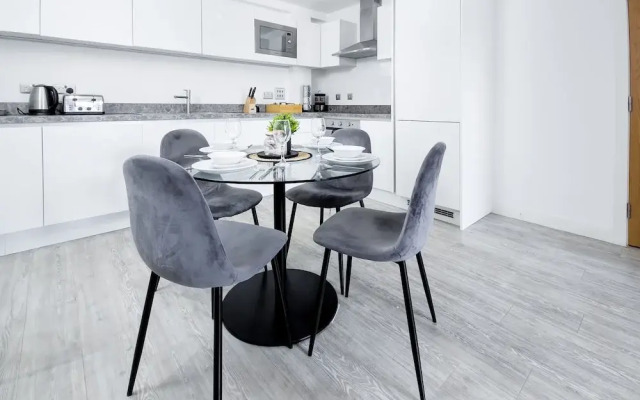Salford - 2 Bed Apartment - Sleeps 4 - Wifi