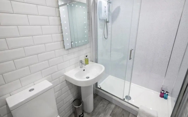 New Superhost Listing: Bright flat nr. University