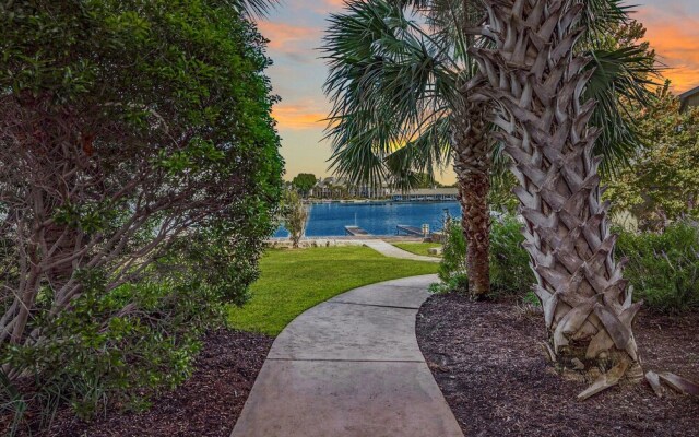 Luxury Waterfront Condo W/pool & Views!