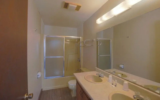 Love Hotels Tomahawk by OYO at Lake Mohawksin WI