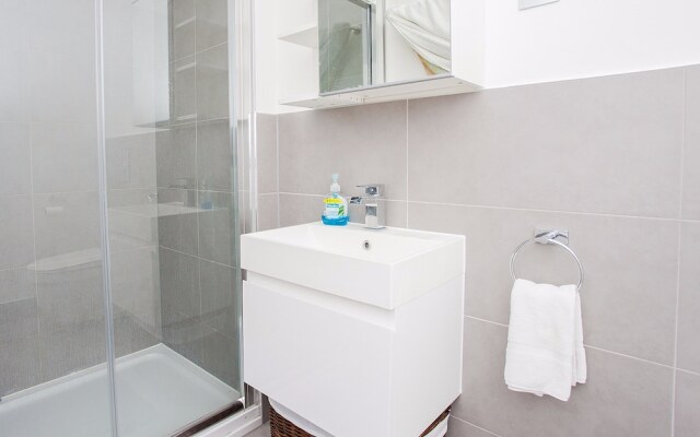Spacious East London 2 Bedroom Apartment Sleeps 4