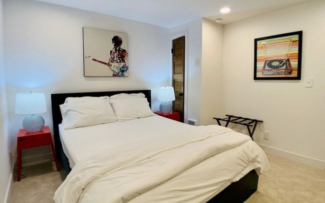 Phinneywood Basement Hideaway - Zoo meets Lake