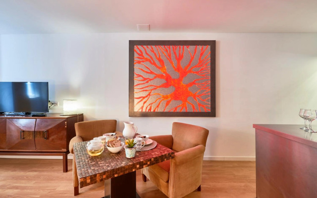 Renovated Charming Apartment, By TimeCooler