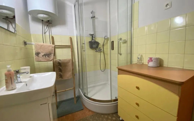 2 bedroom apartment/parking/market
