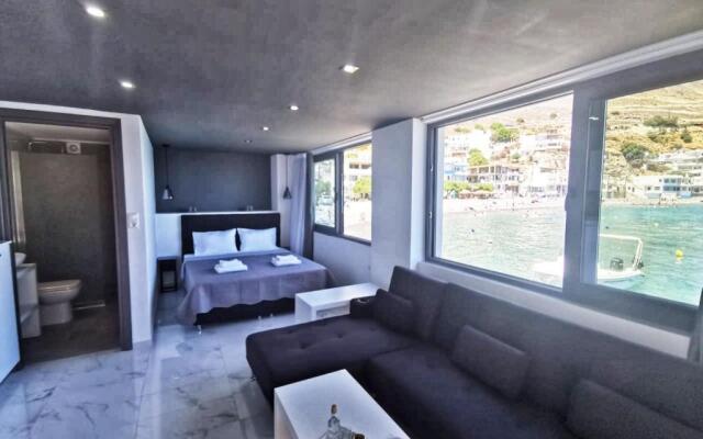 Sunrise Luxury Seaside Apartment