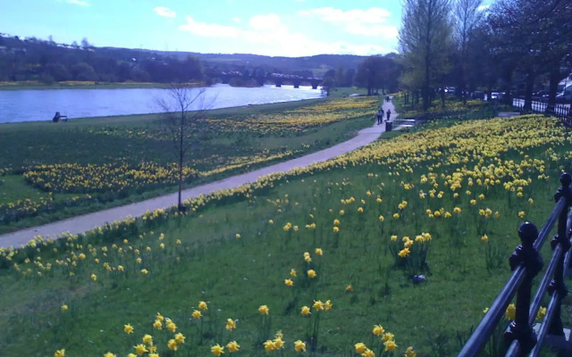 Marks At The Manor Luxury Riverside Apartments - Sleeps up to 4, with Parking and Sky TV