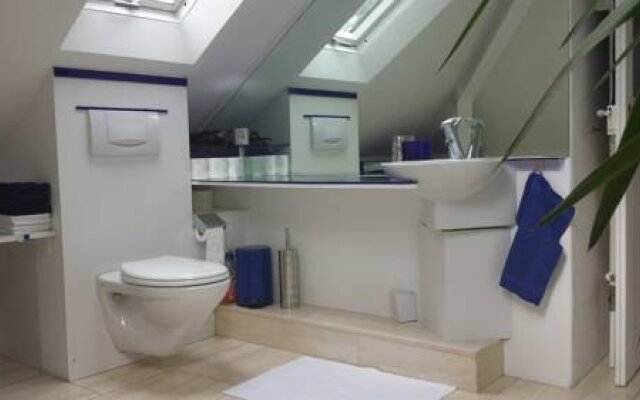 Artistshouse Bed with Kitchen