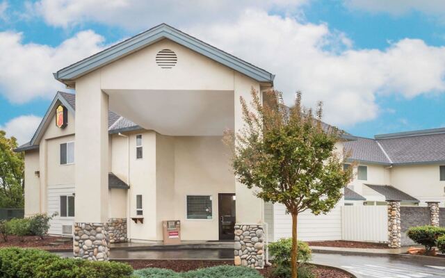 Super 8 Cloverdale