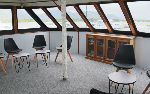 Boatel Cairns