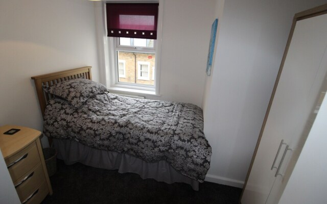 Modern two Bedroom Apartment Ideally Located