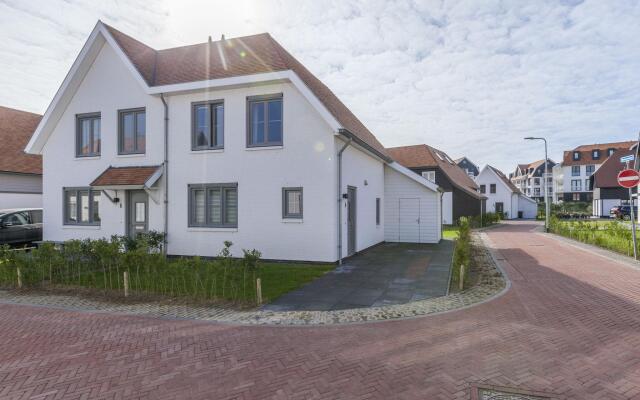 New and luxurious villa, a 5-minute walk from beach and dunes.