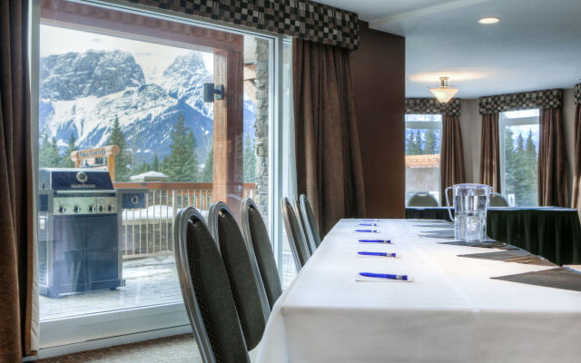Falcon Crest Lodge by CLIQUE