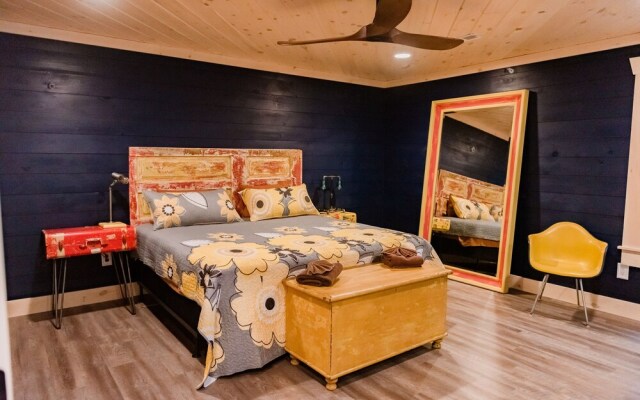 Bigfoots Retreat 2 Bedroom Chalet by RedAwning