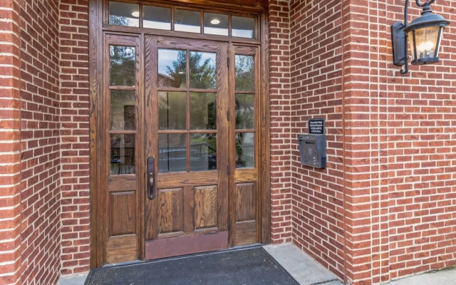 Modern Loft Near West End!