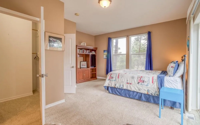 Yaquina Lighthouse View Beach Home