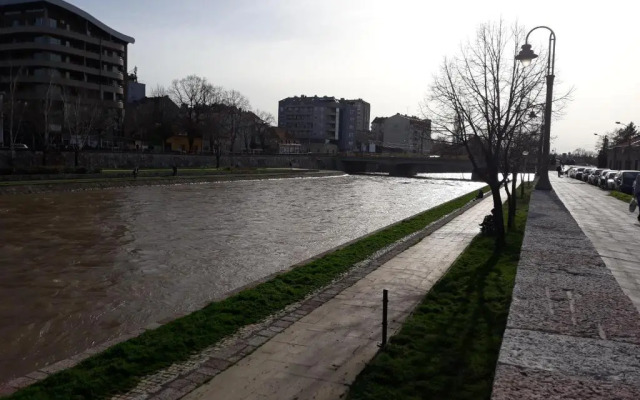 Designer Apartment in heart of city - River view!