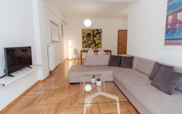 Comfortable 2BD apartment next to Megaro