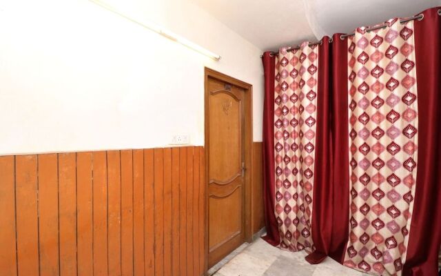 OYO 28168 Hotel Regal 2