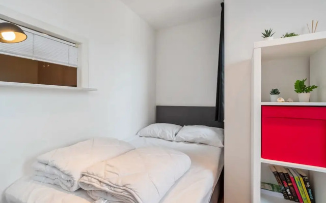 One-bedroom Flat With sea Views and Parking