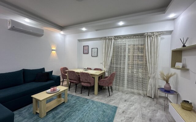 2 Bed Flat - Sleeps 6 - Pool - Parking - Wifi