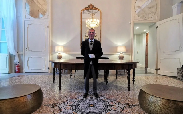 Royal Palace Luxury Suites & Hotel