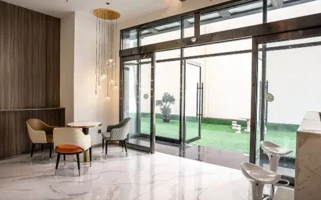 Yi Hu Hua Yuan Hotel