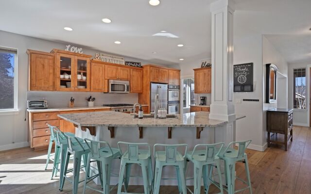 Flagline Trail 5 Bedroom Home by RedAwning