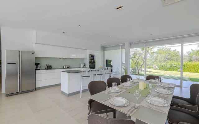 Luxury Modern 4 BR Pool Villa - PH111