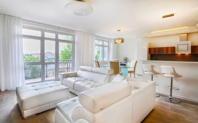 Luxurious apart.with swimming pool