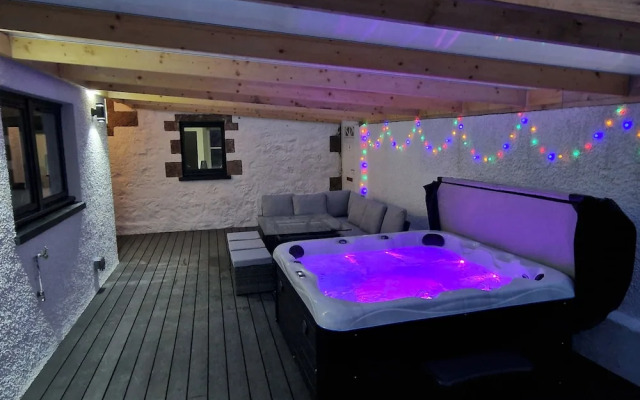 Kildonan House Village Centre Sleep 8 With hot tub