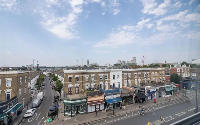 Cozy 2-Bedroom Flat in West London