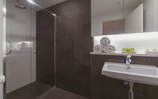 Sky High 2 Bedroom Apartment in Central Brisbane