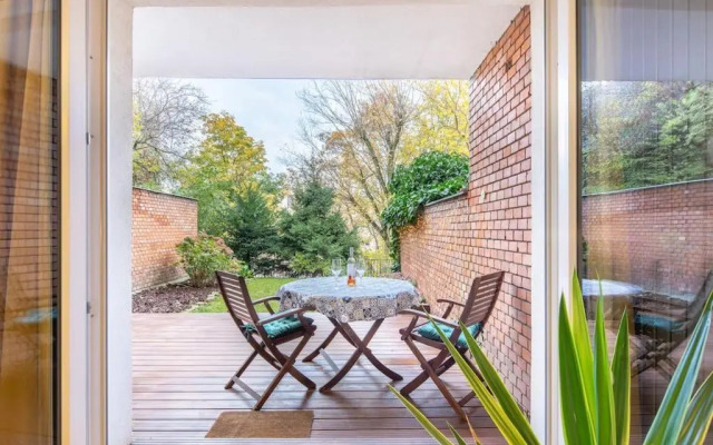 Cozy Apartment with Garden in the Castle District