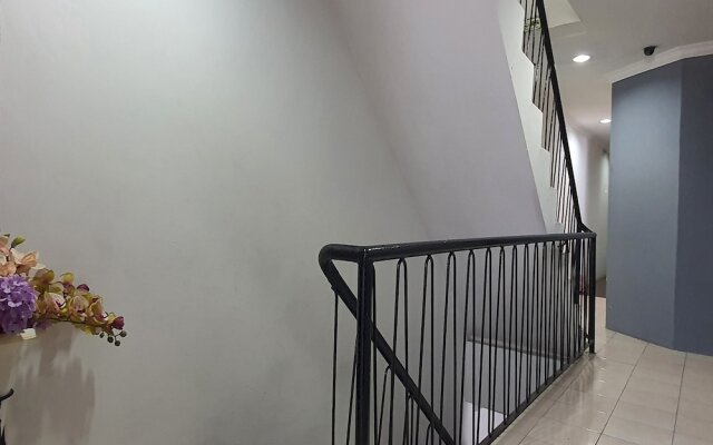 OYO 90997 Hoover Room