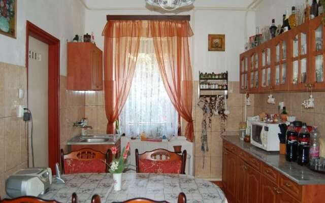 Zch Klra Utcai Apartman