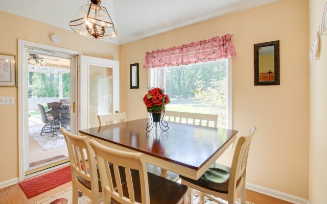 Olive Branch Getaway w/ Deck & Charcoal Grill!