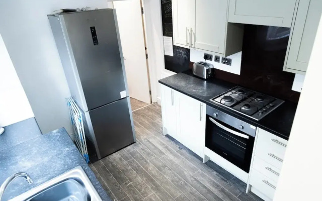 Wolverhampton - 4 Bed House - Free Parking