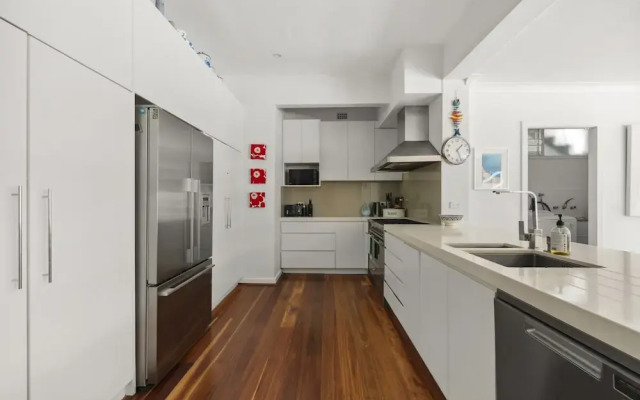 Poolside Stay - Close to Taronga Zoo & Luna Park