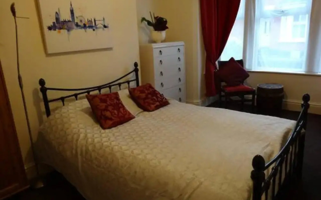 Beautiful 4 Bed House - Great Central Location - Wolverhampton
