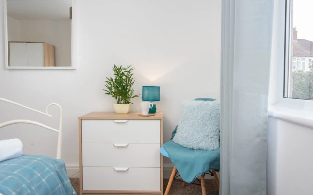 Quiet Residential Apt N/gloucester Road Sleeps 4