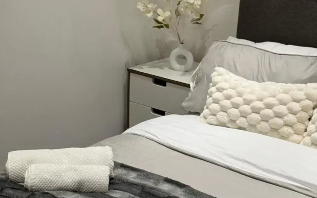 Stylish 2-bed Apt-private Parking-10mins to Centre